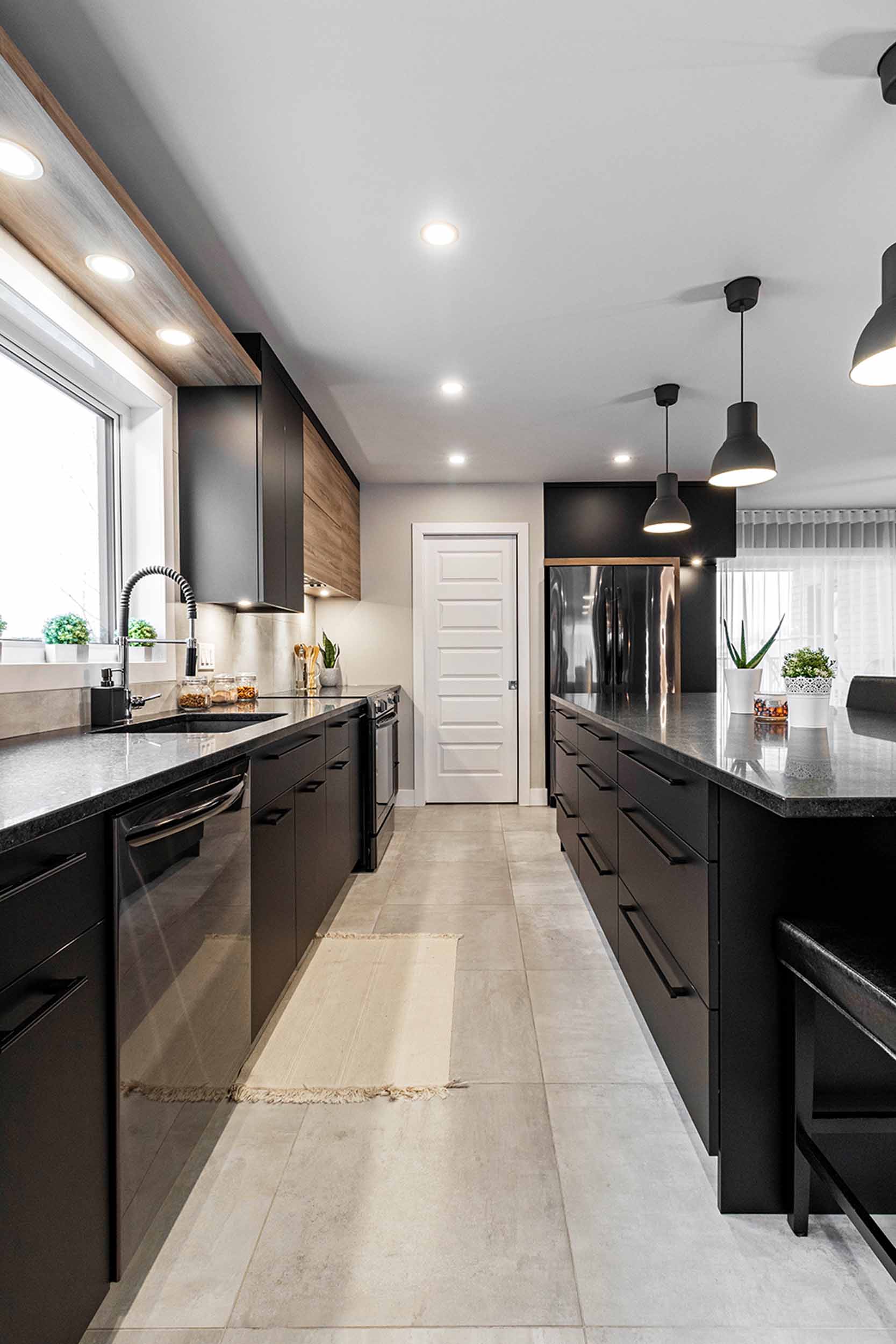 réalisation cuisine noir bois contemporain